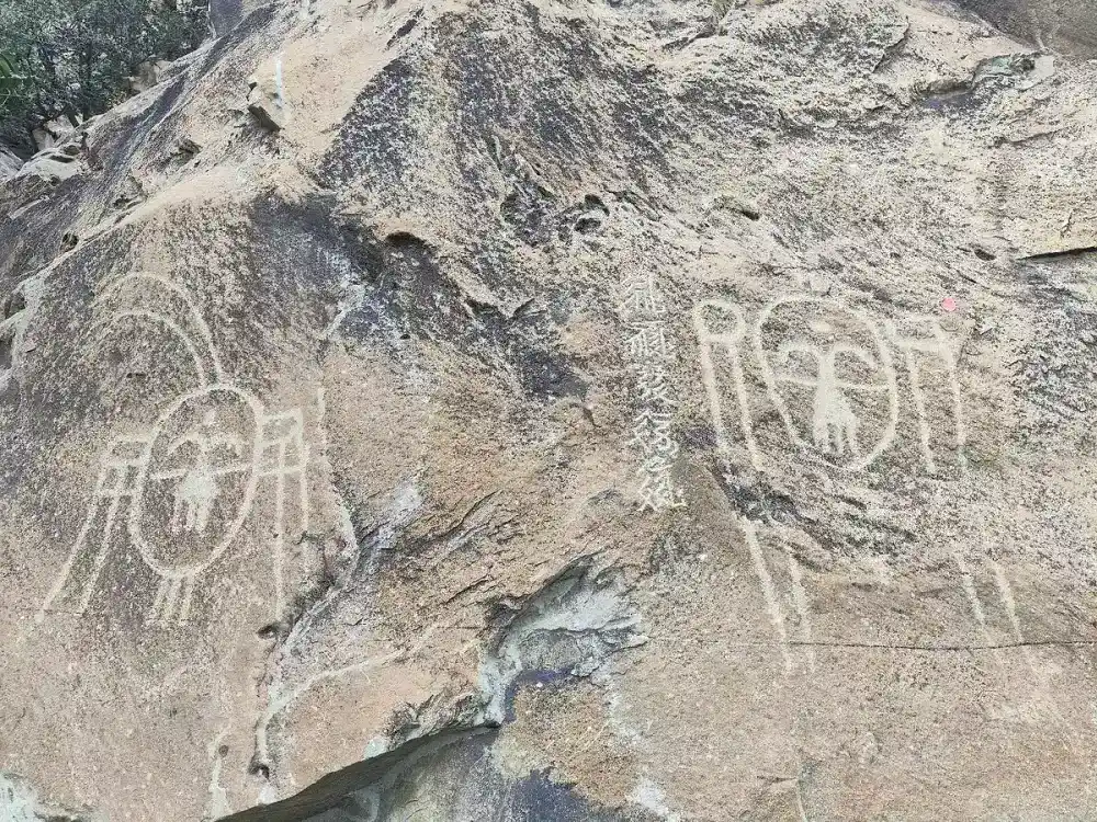 贺兰山岩画标志性晚霞摄影景观