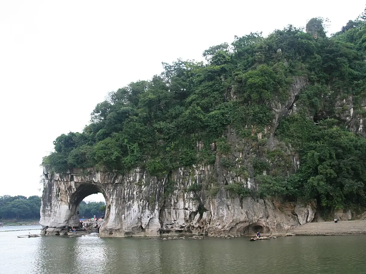 桂林象鼻山标志性晚霞摄影景观